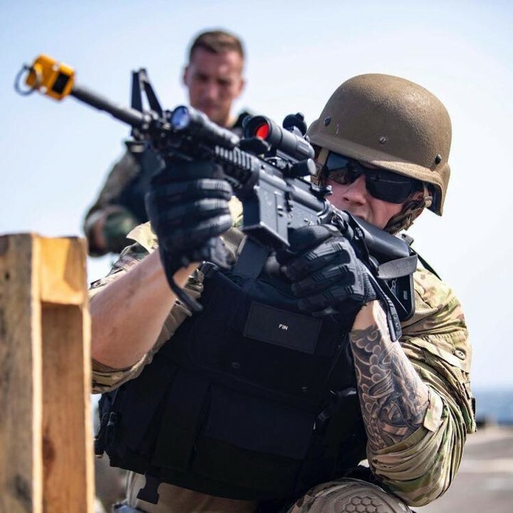 NavyJobsChuckTn's tweet photo. Shoot shot.
.
.
.
.
Damage Controlman 2nd Class Zachary Finzel, assigned to the dock landing ship USS Carter Hall (LSD 50), conducts visit, board, search and seizure (VBSS) training in the Gulf of Aden.

📸 by MCSN Sawyer Connally

#military #navy #mo… https://t.co/3st67DGJsQ https://t.co/wqoxHwT3uh