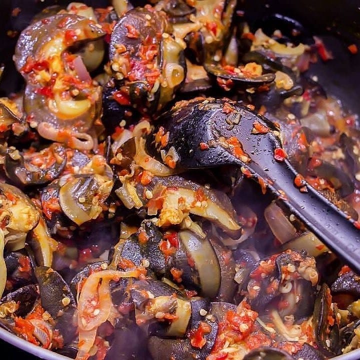 StilAgroHub's tweet photo. Don't just go out, grab a snail and fry it up. Our breed of snails are ranched- isolated and raised on feed so they purge any toxins they've munched on.They also have to be cleaned of their own waste as they're readied for consumption.
Know your farmer know your food
#EatSnails https://t.co/lWJZhs7IsP