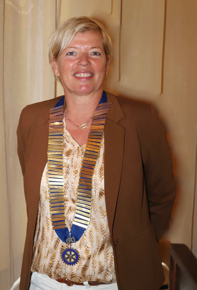 Job Michon draagt het voorzitterschap van Rotaryclub Gorinchem over aan Anita de Groot. Zij kiest als thema circulariteit. “Een uitdaging waar wij allemaal voor staan. En hoe simpel zijn sommige oplossingen. ‘Reduce’, ‘re-use’, en ‘recycle’ vormen de kern van circulariteit.”