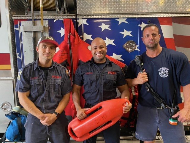 FDNY's tweet image. FDNY members from #Engine10 #Ladder10 #Station4, along with @NYPDnews worked as a team to rescue an individual in the water at Pier A, 22 Battery Place in Manhattan. Read more: bit.ly/3AN1B2K