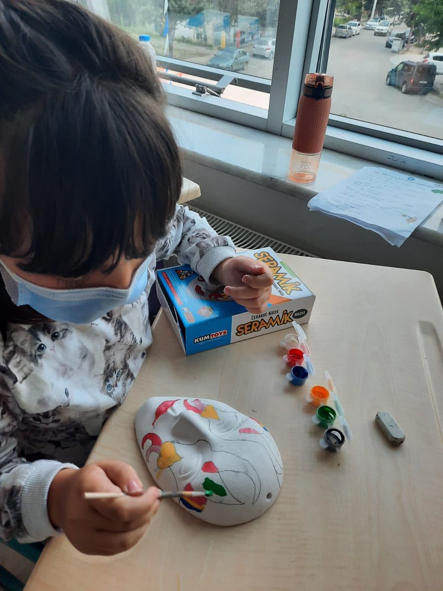 mavigulanaokulu's tweet photo. Oyun çocuğun doğasında vardır, oyun öğrenme araçlarından biridir.Çocuk kendi halinde bir oyun kurmuş, dalgın bir şekilde oynuyorsa; hayal dünyasını dışa vuruyor demektir,🙏 izleme de kalalım.#egitim #edu #orav  #sdu @mavigulanaokulu @HASANGEZER18 @ispartamem @belediyeisparta https://t.co/noYaCwq8rb