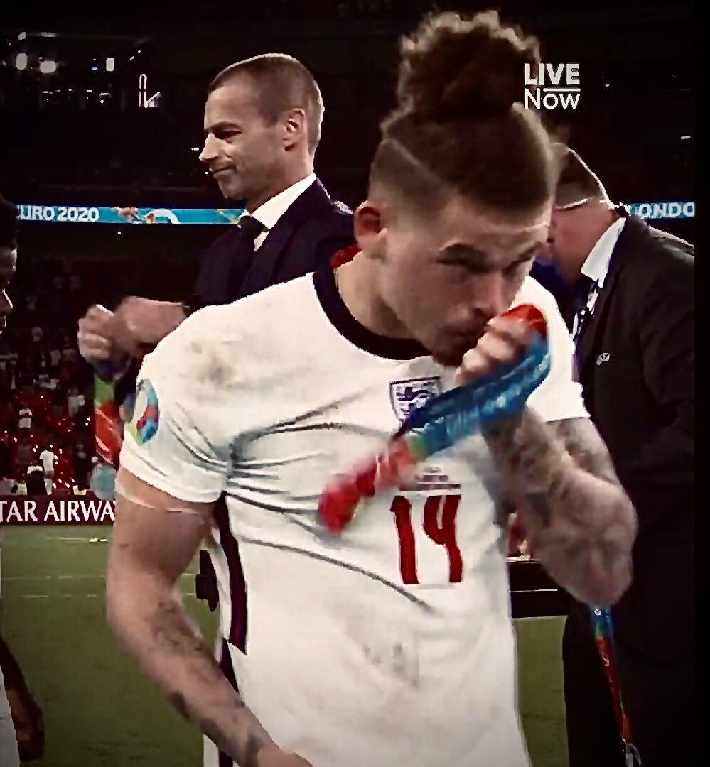 Kalvin Phillips
"Veía a otros niños entrar con su almuerzo a base de sándwiches y chocolate. Algunos niños se reían de mí y me decían: 'Recibes comidas escolares gratis'.
Iba a casa y preguntaba: 'Mamá, ¿por qué no puedo llevar un almuerzo para llevar?' Ella: “No podemos pagarlo”