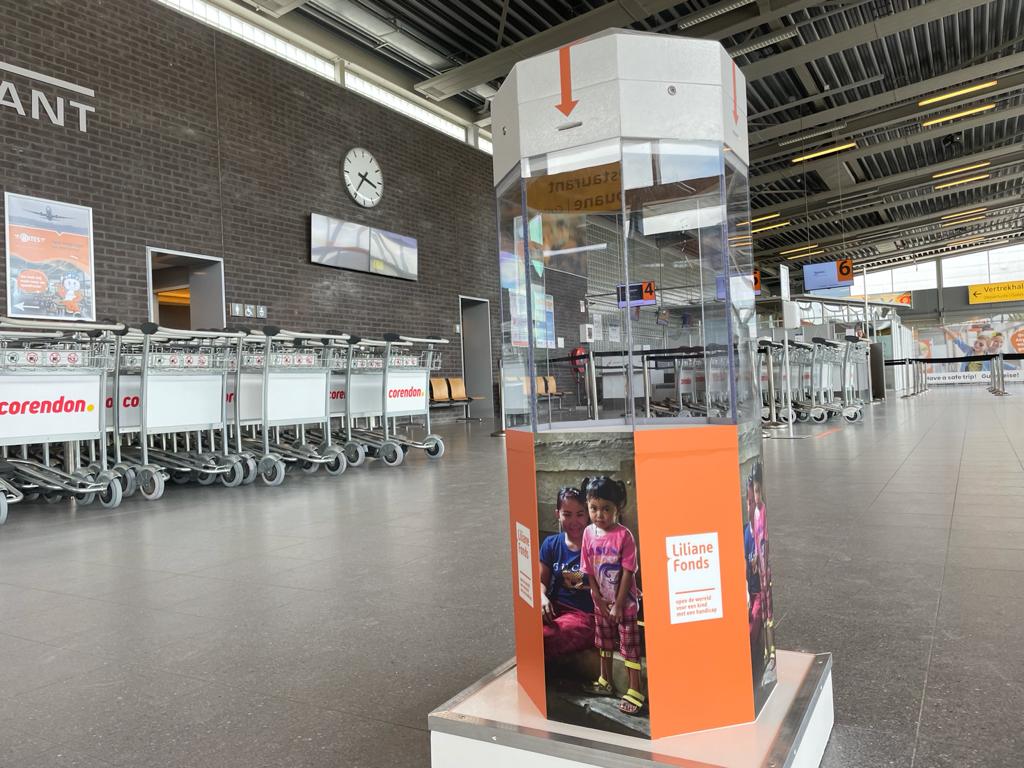 Er staat een nieuwe collectezuil in de terminal! Hier kan je (buitenlands) geld in doneren voor Stichting Liliane Fonds. Afgelopen jaar heeft deze zuil € 350,- opgehaald. Een mooie bijdrage aan het goede doel.