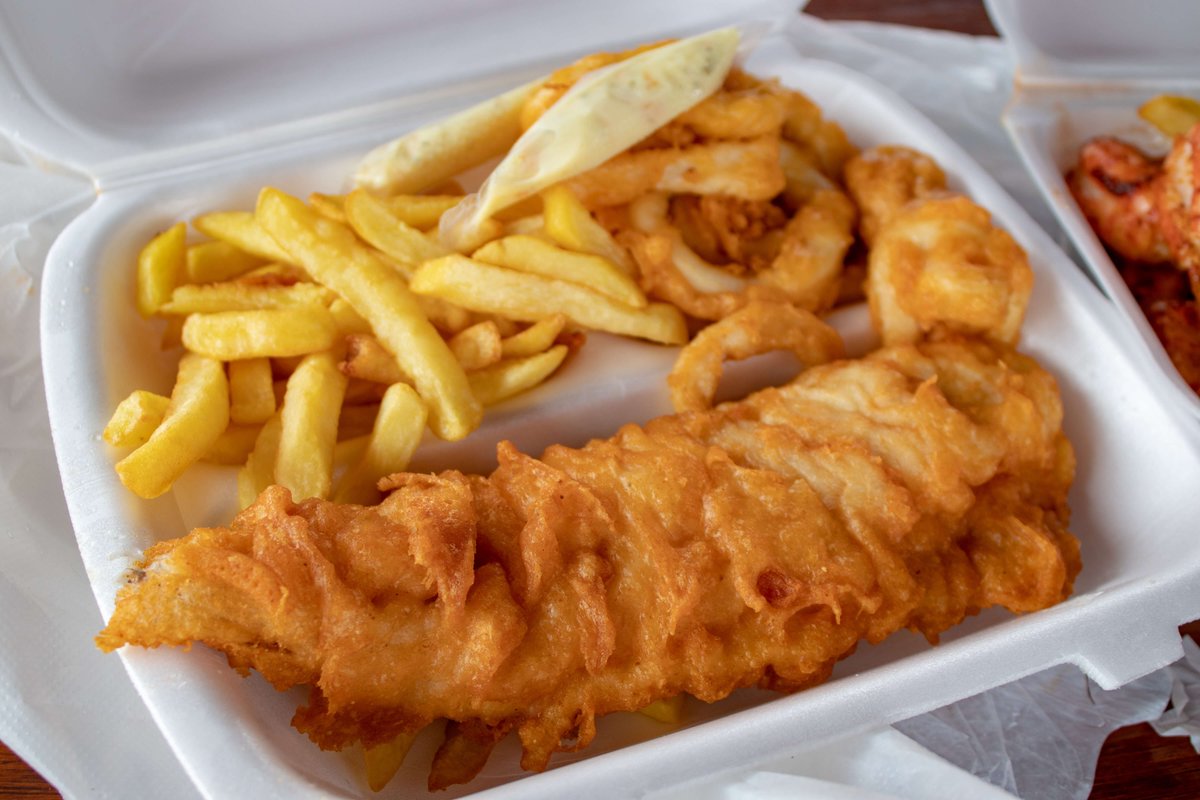 FishAndChipLove's tweet image. Did you know that, as a nation, we consume 382 million portions of fish and chips every year? Will you be ‘plaicing’ a chippy order this week? 😏 #LoveFishAndChips