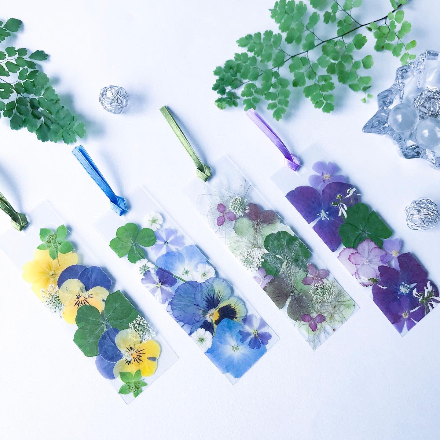 Acan Thus 私の作品もっと沢山の人に広がれ祭り お部屋の中で花を眺めて暮らしたい 押し花をラミネートして透明フレームに涼しげな色合いをお部屋にどうぞ 読書の時間の楽しみに押し花しおりも 作ってみました Minneとものづくり 夏とminneと 押し花