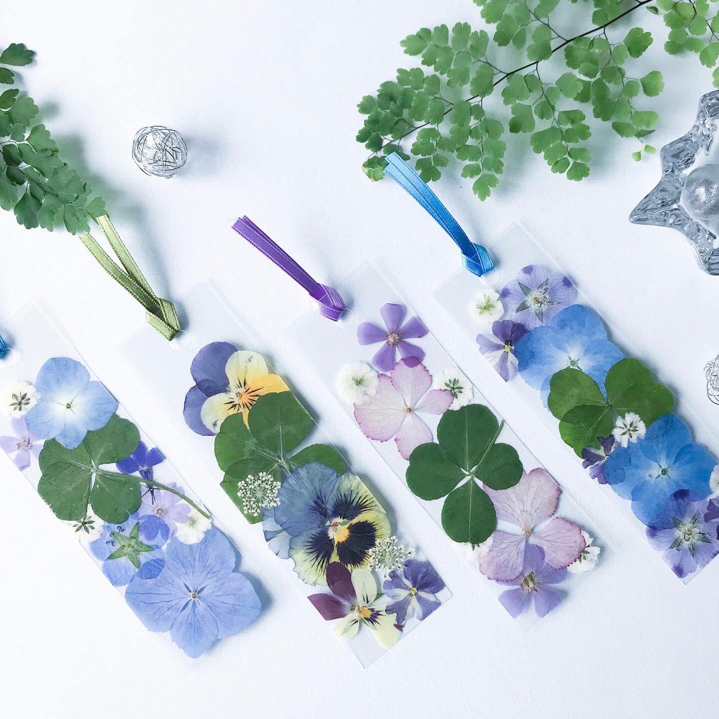 Acan Thus 私の作品もっと沢山の人に広がれ祭り お部屋の中で花を眺めて暮らしたい 押し花をラミネートして透明フレームに涼しげな色合いをお部屋にどうぞ 読書の時間の楽しみに押し花しおりも 作ってみました Minneとものづくり 夏とminneと 押し花