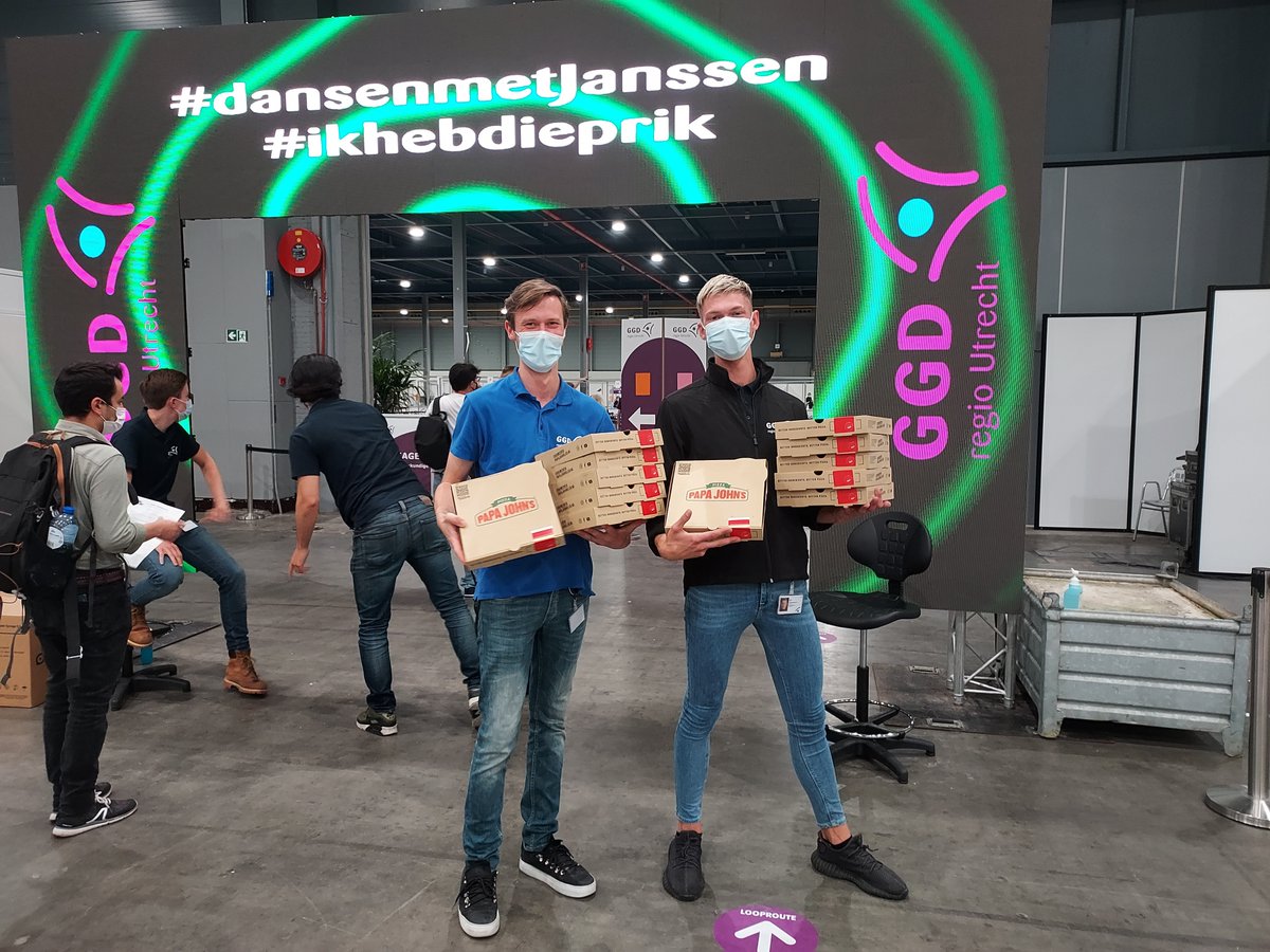 papajohnsnl's tweet photo. Het COVID-19 vaccinatie kamp van de ggd is een succes. Ook Papa John's support het harde werk van de medewerkers bij de GGD.

#dansenmetjanssen #ikhebdieprik #papajohns https://t.co/LINVeVm0eP
