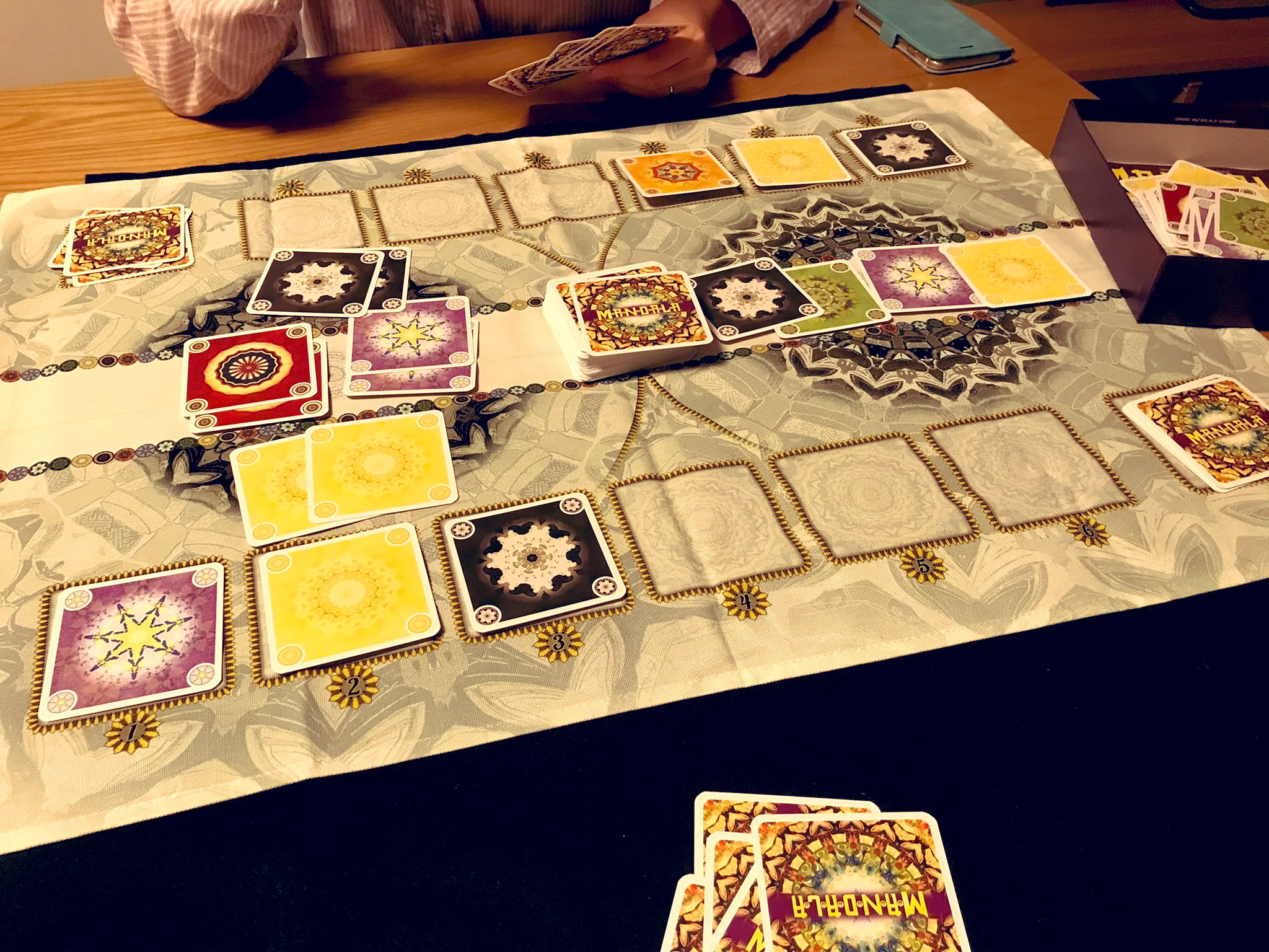 تويتر Green ボードゲーム على تويتر 基本ルール カードをマンダラに置く際の最重要ルールとして それぞれの色カードは自分の場 相手の場 山のいずれか一ヶ所にしか置けない というものがある カードは山か自分の場にしか置けないので 画像のように