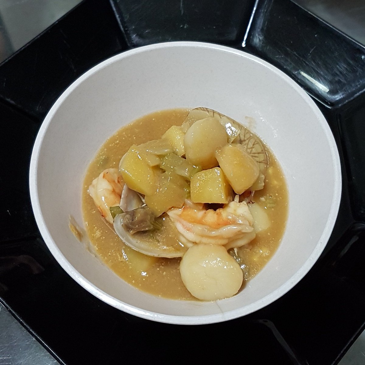 LifeCoachYrKids's tweet photo. When the kids were small I taught them to cook bit by bit. Now they're in their teens, it helps when they can take care of getting the spag bol ready for dinner while I focus on making the seafood chowder from scratch https://t.co/B1zmEmtHvc