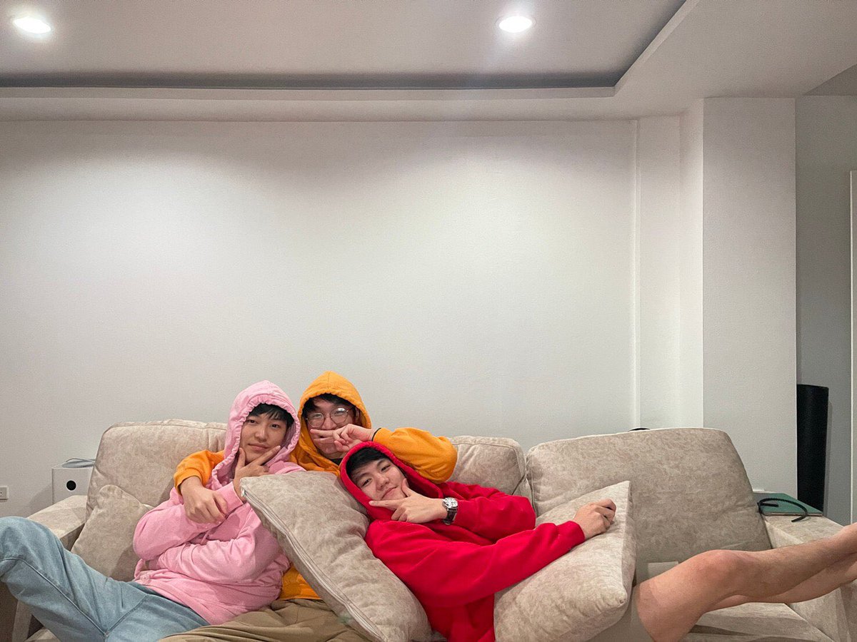 Petchzt_Memo's tweet photo. ทุกคนอย่าลืมไปติดตาม THE BROMANCE น้า ตอนนี้มีรายการ Bromance Talk 3 ep. แล้ว 
@nongpetchh กับเพื่อนๆ ตั้งใจทำมากๆ 
ใครดูแล้วเป็นยังไงมาเล่าให้ฟังได้น้า 💕

#Petchzt
#Petchzt_memo
#TheBromance
#TheBromanceTH
#BromanceTalk https://t.co/YWRdmtJ3eZ