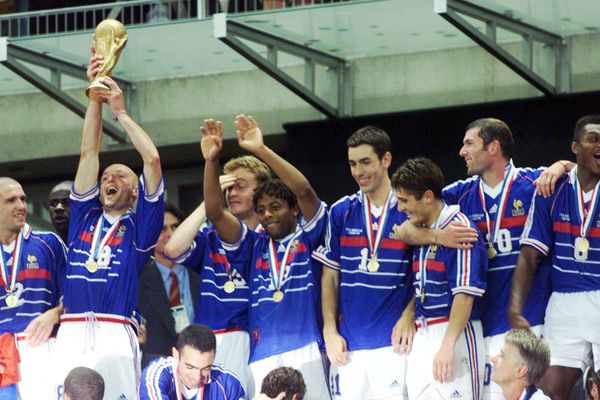 🏆🇫🇷 FLASHBACK | Il y a 23 ans jour pour jour, l’équipe de #France remportait sa première #coupe du monde après avoir battu le #Brésil 3-0 en #finale.

(RFM) #ChampionsDuMonde
