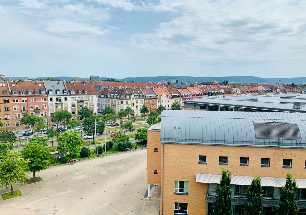 Unsere Dachterrasse wird übrigens nicht nur für den Anbau von Salat und Tomaten genutzt 😄 Mit der tollen Aussicht über #Karlsruhe lässt es sich auch wunderbar arbeiten. 
#workwithaview