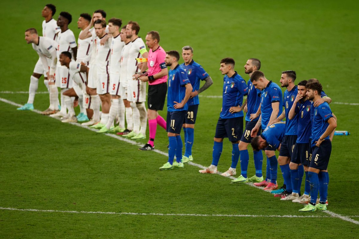 OliverNerent's tweet photo. NITKA:

Często się mówi, że rzuty karne to loteria. Można wygrać, można przegrać - szanse prawie 50/50.
Z tym się kompletnie nie zgadzam.
Oglądając wczorajsze rzuty karne między Włochami a Anglią można było zauważyć oczywiste i nieoczywiste rzeczy:

#EURO2020  #ITAENG #ANGITA https://t.co/Z0fLfy1Z7c
