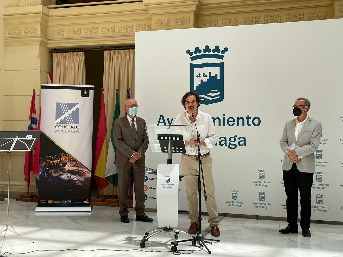 culturamalaga's tweet photo. El alcalde de @malaga, @pacodelatorrep, asiste a la presentación del trabajo discográfico 'Duos de Palacio' de la Fundación @HispaniaMusica, junto a su presidente, @GildeGalvez, y el presidente de @FundacionMalaga, Juan Cobalea https://t.co/qgY1pd0h1s