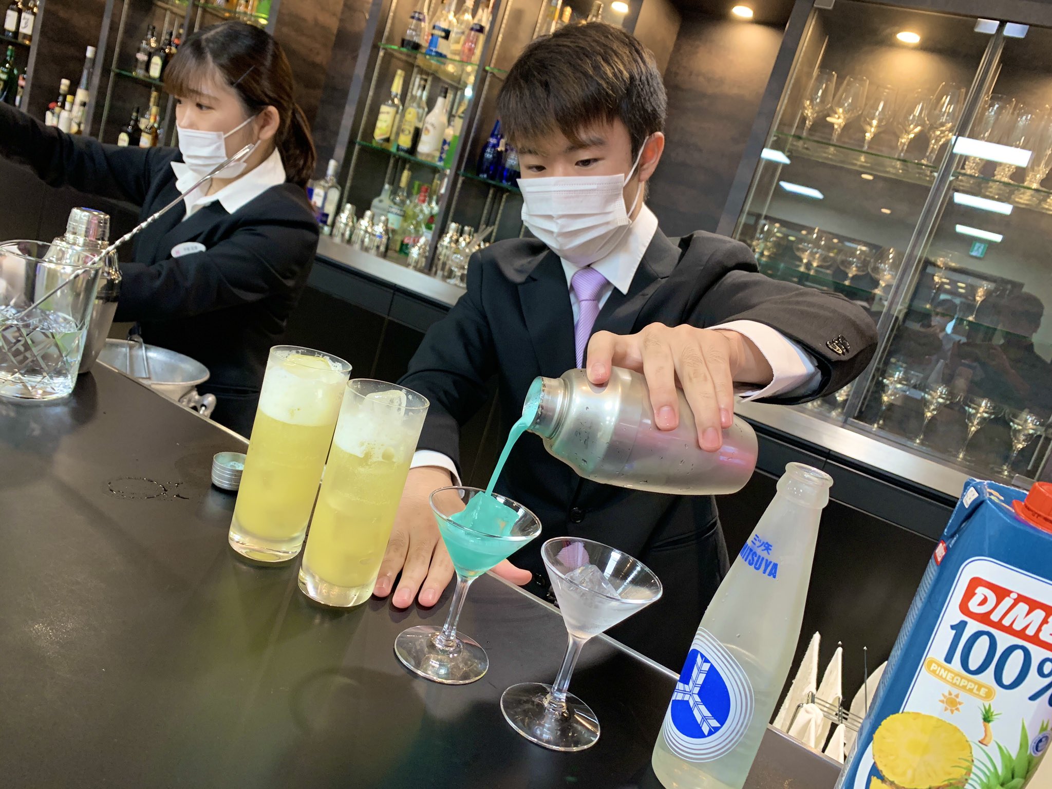 福岡ホテル 観光 ウェディング専門学校 No Twitter ホテルコース１年生が 味 技術 ホスピタリティ を競うカクテルコンテストを行いました ショート ロングのオリジナルカクテルを審査員がチェック 選ばれた作品はなんと 商品化 かっこいいですねー