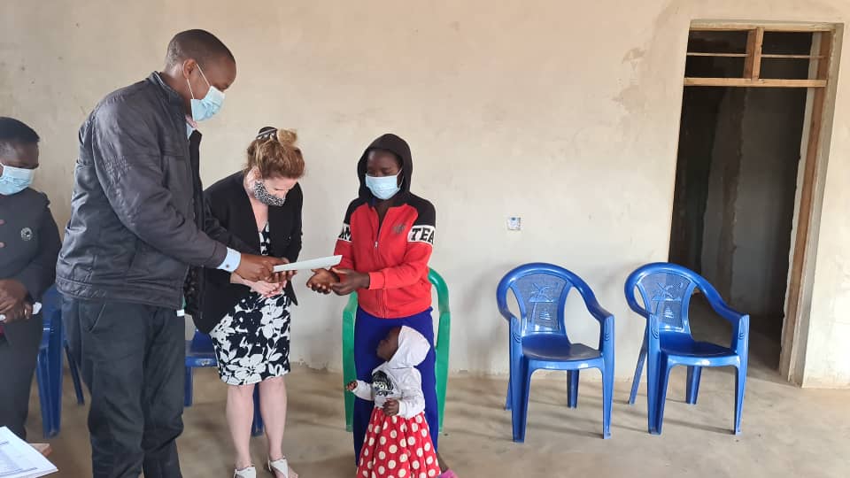 UNICEFTanzania's tweet photo. A birth certificate is a human right & a child’s first identity.
We're in Iringa w/ our partners @CanadaTanzania to visit health facilities & ward offices with the ‘one-step, one-visit’ system that ensures registration happens quickly #ForEveryChild in 🇹🇿
@ritatanzania1
#PORALG https://t.co/YXndwv9VLq