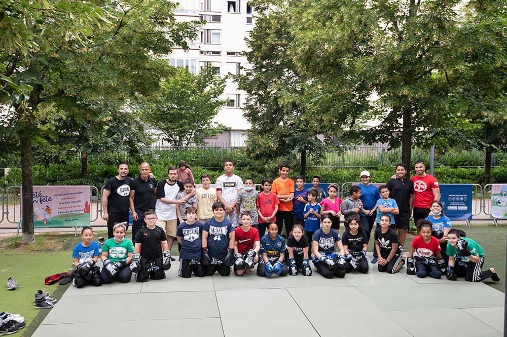 villeneuve_92's tweet photo. #Eté2021 ☀ / En juillet, le #KCBoxing et @villeneuve_92 proposent des séances de #boxe éducative 🥊 à destination des jeunes et des forces de l’ordre. Objectif : rapprocher les jeunes et les policiers, et favoriser l’échange au cœur des quartiers. @prefpolice @PoliceNationale https://t.co/xt10I4MfHT