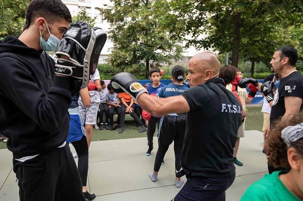 villeneuve_92's tweet photo. #Eté2021 ☀ / En juillet, le #KCBoxing et @villeneuve_92 proposent des séances de #boxe éducative 🥊 à destination des jeunes et des forces de l’ordre. Objectif : rapprocher les jeunes et les policiers, et favoriser l’échange au cœur des quartiers. @prefpolice @PoliceNationale https://t.co/xt10I4MfHT
