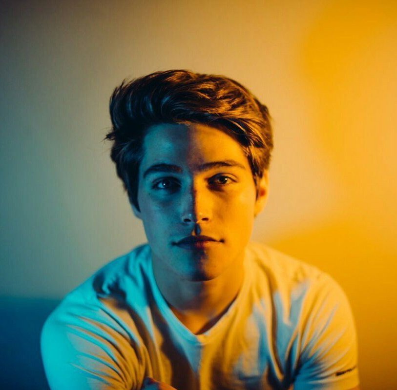 Mundo_aselecao's tweet photo. Vocês se lembram quando o fandom era dividido por ser #teamfroy ou #teammichael para ser o Maxon no filme ? https://t.co/Nf3PaBP3WZ