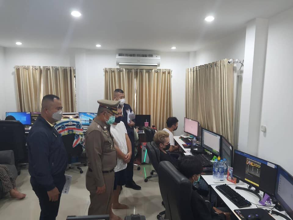 18 arrested and 8 luxury cars seized in alleged online gambling operation bust - more at thethaiger.com/news/national/… #Thailand
18 people were arrested after Thailand's Police Cyber Taskforce raided 2 homes in Pathum Thani suspected of being used for operating several online gambl...
