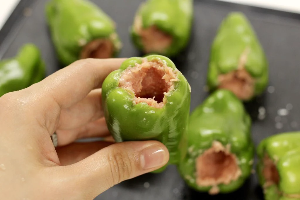 レンチンだけで完成の簡単レシピ！「ピーマンの肉詰めのデミ煮」