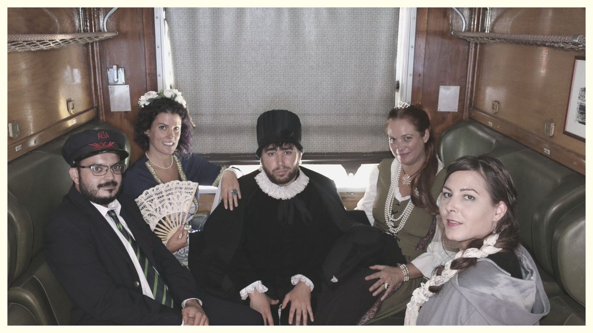 ¿Quieres venir a conocer a los personajes de la foto? Podrás hacerlo a bordo del <a href="/TrenDeFelipeII/">Tren de Felipe II</a> en tu viaje a San Lorenzo. Os aseguramos que es un auténtico viaje al pasado 💚🚂💨

¡Haz clic en el enlace! 👇🏼
trendefelipeii.com/es/catalogo-de… 

#TrenesPatrimonio