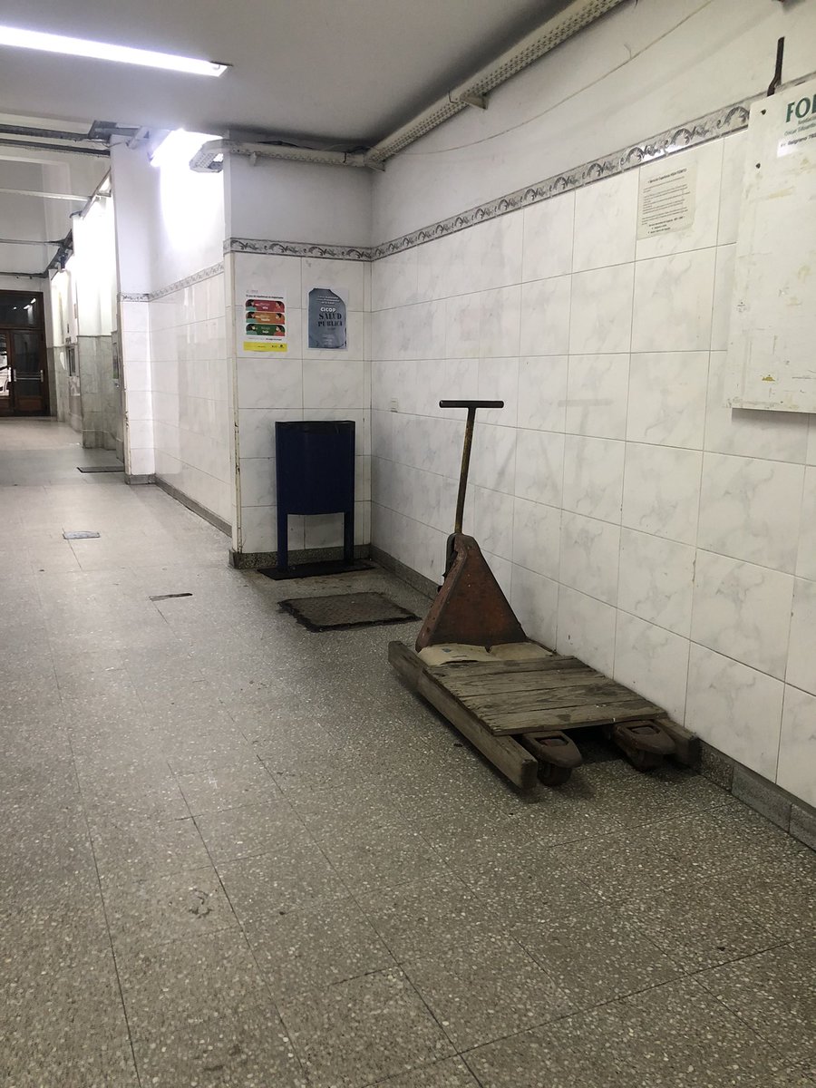 FiorellAgustina's tweet photo. Así está el Hospital Fiorito en Avellaneda. Pero bueno, después los políticos (y de todas las banderas políticas) van y se atienden en Los Arcos, el Otamendi, La Suizo, Austral, etc etc. ¿Conocerán la realidad de algunos hospitales públicos de provincia? https://t.co/LTtTQCgGis