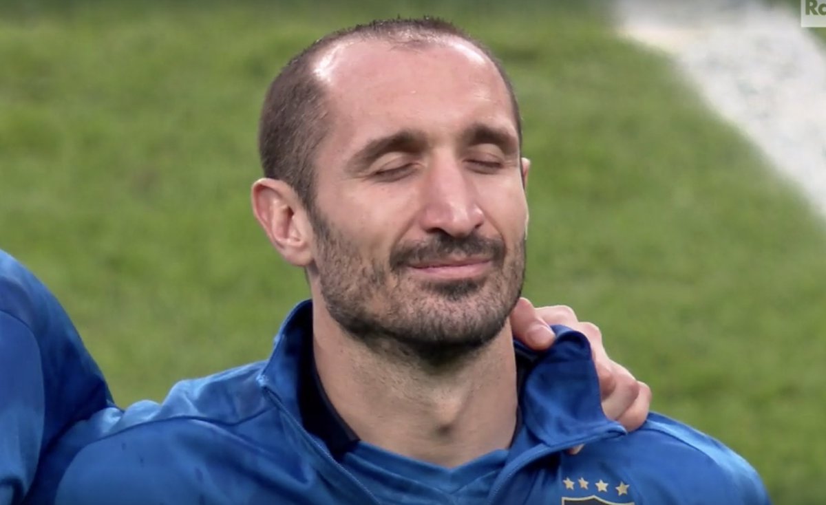 Frahovic's tweet photo. L'Europeo di Giorgio Chiellini in 4 atti:

- Bullizza Jordi Alba 
- Sghignazza mentre gli inglesi fischiano l'inno
- Decapita Saka 
- Viene incoronato Re d'Europa https://t.co/5ZNJOzvx15