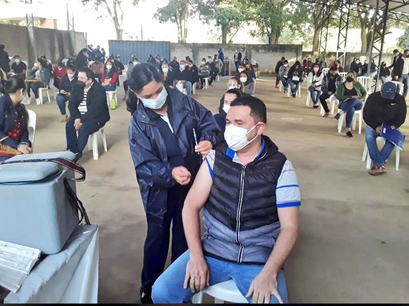 MECpy's tweet photo. ☑️Docentes de todo el país #MEC acuden a los diferentes centros vacunatorios.

#VacunatePy🇵🇾💪🏻 https://t.co/EGXfhrJMfW