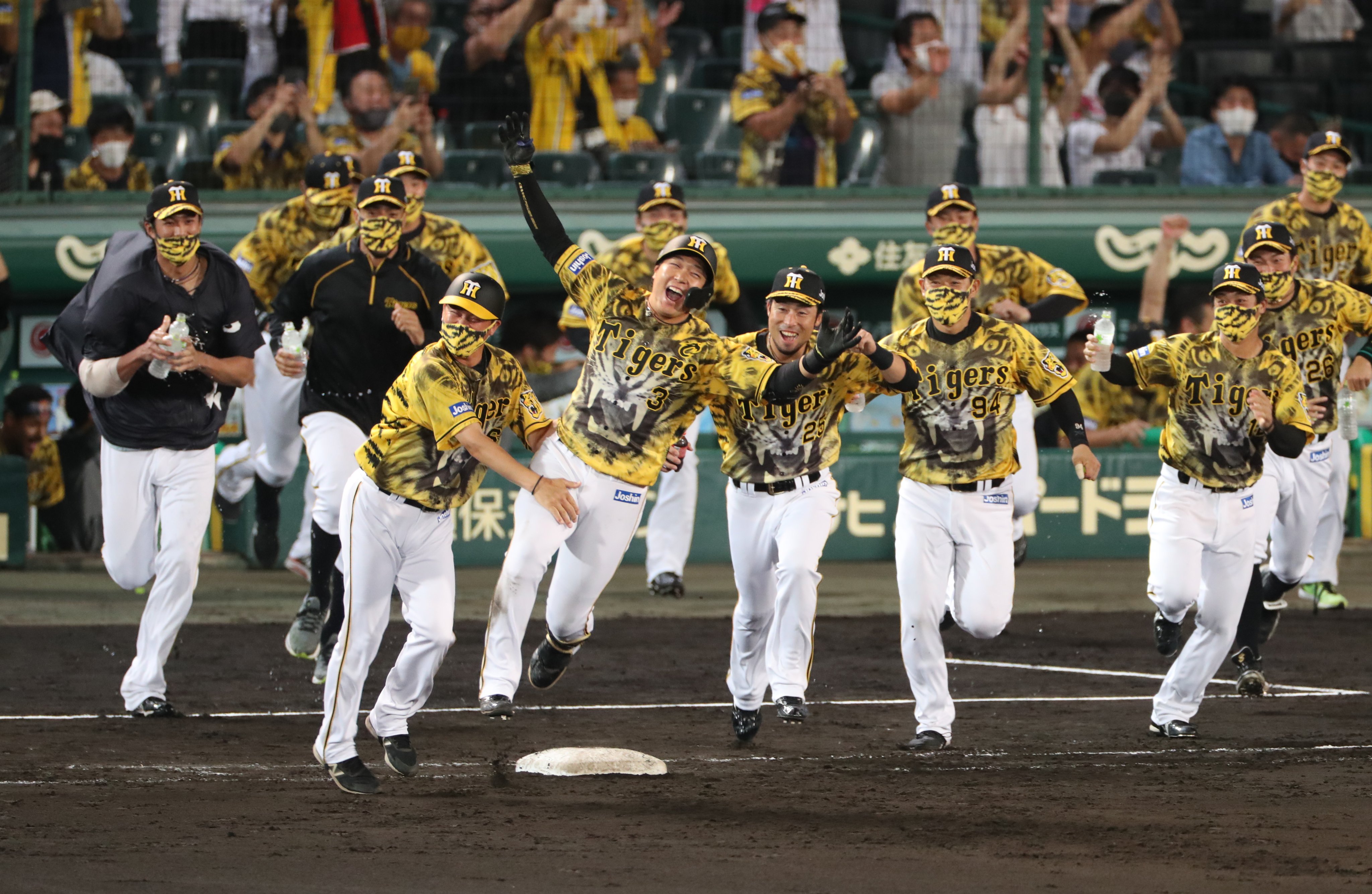 スポニチtigersフォト サヨナラ打を放ち 喜びを爆発させる 大山悠輔 選手です 阪神 阪神タイガース T Co Wjx1jlqgxg Twitter
