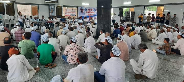 आज जनसंवेदना यात्रा अमरेली जिल्ले के शेख पिपरिया गाव में पहोंची। आम आदमी भाजपा के शाषन में बहोत दुखी है और इस दुख से बाहर निकलने के लिए जनता आम आदमी की पार्टी को पसंद कर रहे है और आम आदमी पार्टी में जुड़ रहे है।