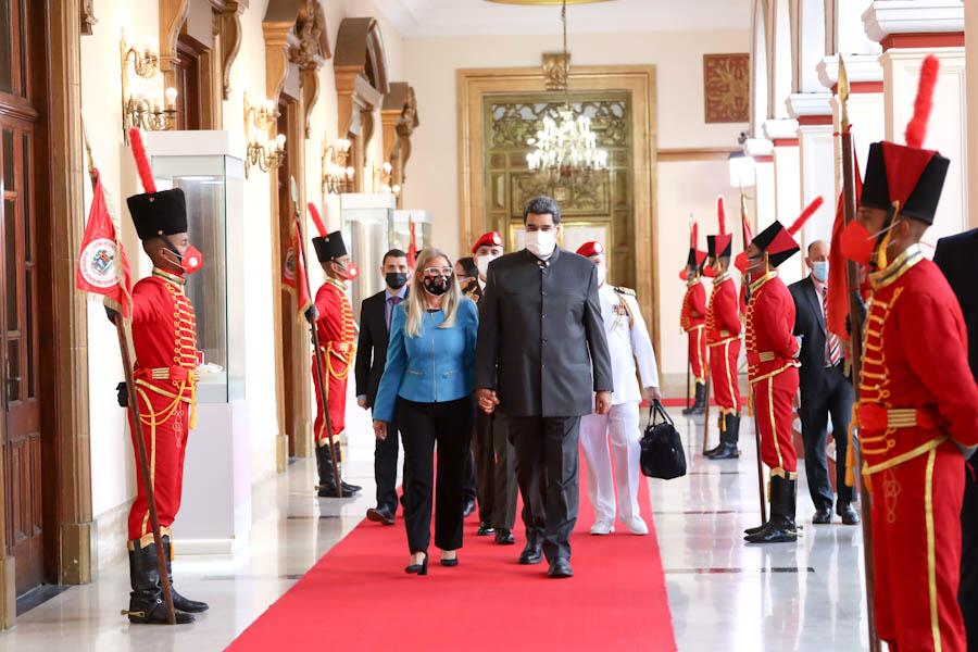 NicolasMaduro's tweet photo. ¡Feliz Inicio de Semana Venezuela! Estos 7 días son de Cuarentena Radical, vamos a cumplirla con consciencia, sin bajar ni un segundo la guardia, sin descuidarnos. Mientras más nos cuidemos de la Pandemia, menores serán las probabilidades de contagios. ¡Máxima Prevención! https://t.co/3lNARR1nE6