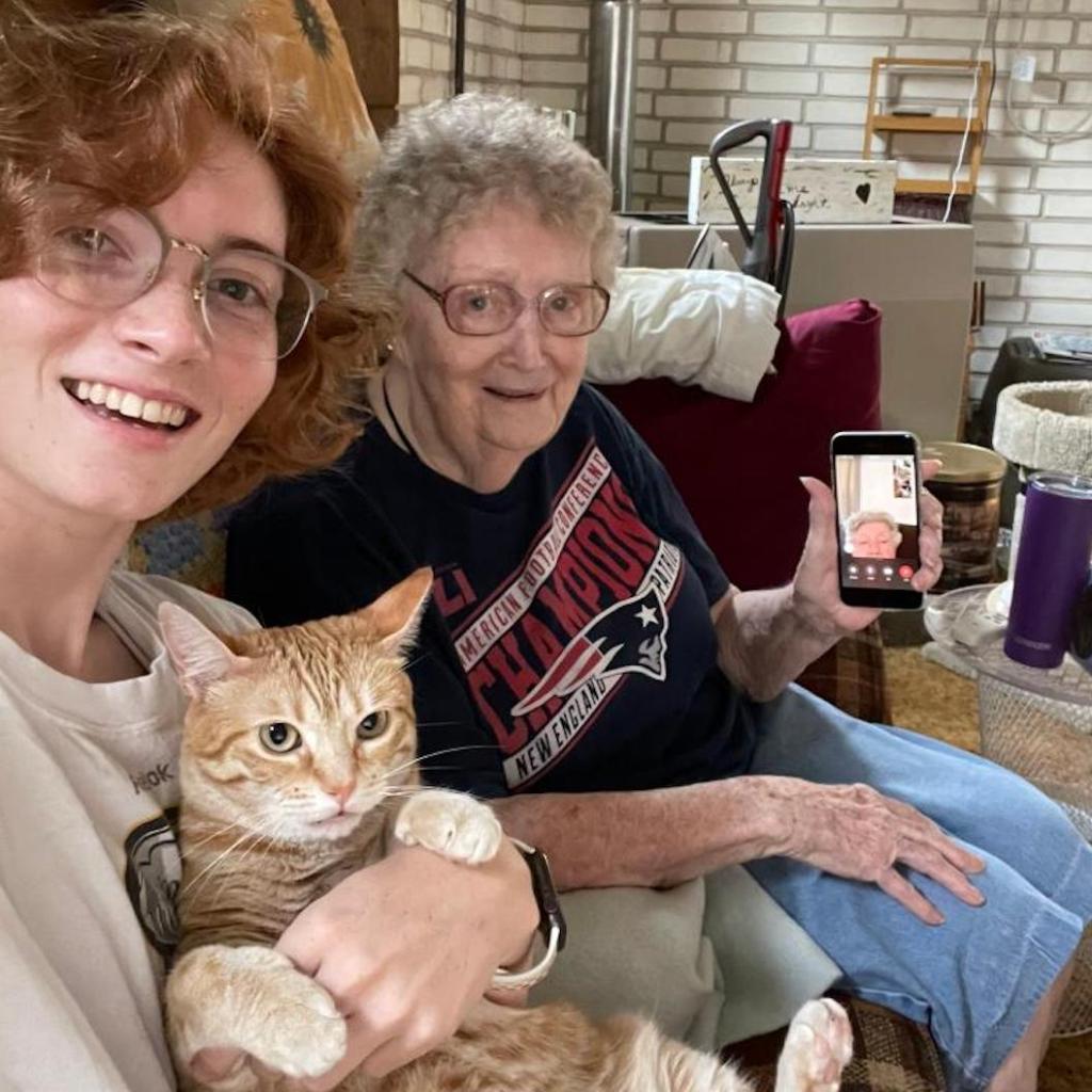 Purpose drives motivation, and we’d say this moment meant plenty for Kassi: she just helped her grandmother switch over to her first smartphone! To celebrate, grandma made the first call to video chat with her sister. #LifeAtATT #MondayMotivation

(Also, cute cat 🐱)