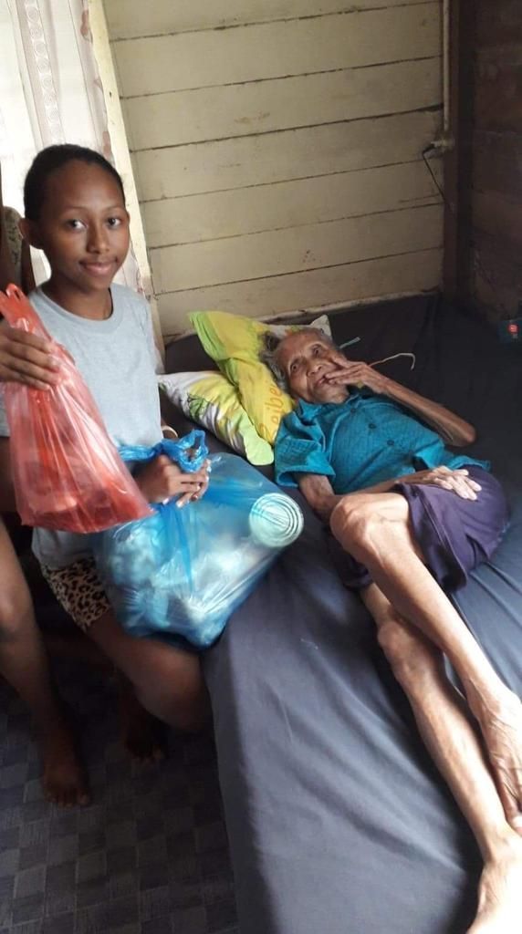 StgCorantijn's tweet photo. Voor je grootvader een #voedselpakket in #Alliance halen, lief!
We gunnen het hem van harte ❤️
#StgCorantijn #Suriname #helpen 
#helpjemee? Maak ook iemand blij en #steun via https://t.co/rybkISHXvm o.v.v. #noodactie https://t.co/NfwBOor8H9