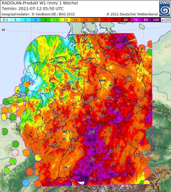 Die Bildbeschreibung: An den Tweet ist eine Karte mit den über eine Woche aufsummierten Regenmengen angefügt. Diese basieren auf an Stationsmessungen angeeichte Radarbeobachtungen. Die höchsten Summen gab es in Baden-Württemberg und Bayern, Mecklenburg-Vorpommern, Sachsen und Thüringen. Die geringsten Mengen gab es im Nordwesten Deutschlands.