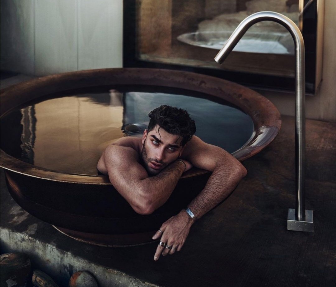 Já que um beijo vale mais que mil palavras, gostaria de escrever textos no seu corpo todo...