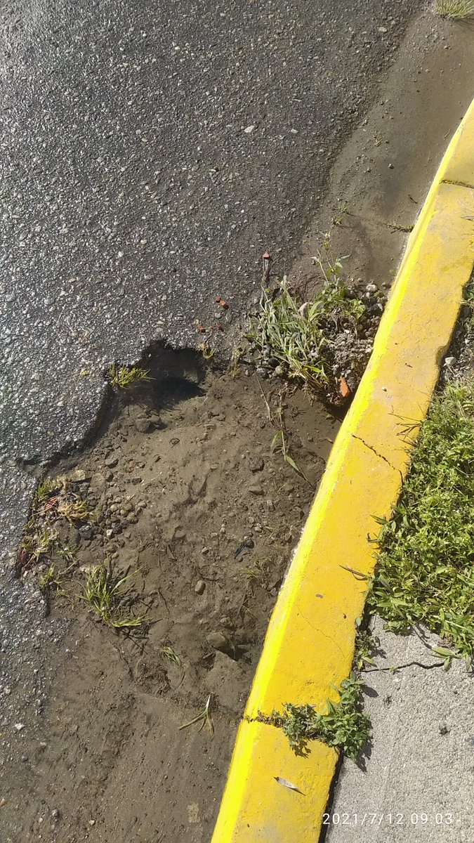 enyerv2175's tweet photo. @leoperiodista buen dia, volvió el bote de agua blanca en el enlace de milla, no tiene ni un año desde que lo repararon https://t.co/9Kl47OApOX
