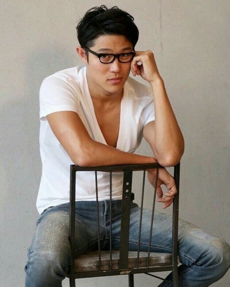 エダマメ בטוויטר 鈴木亮平 めがね 最強 あともう メガネへいが死ぬほど大好物です エダマメ בטוויטר 鈴木亮平 めがね 最強 あともう メガネへいが死ぬほど大好物です