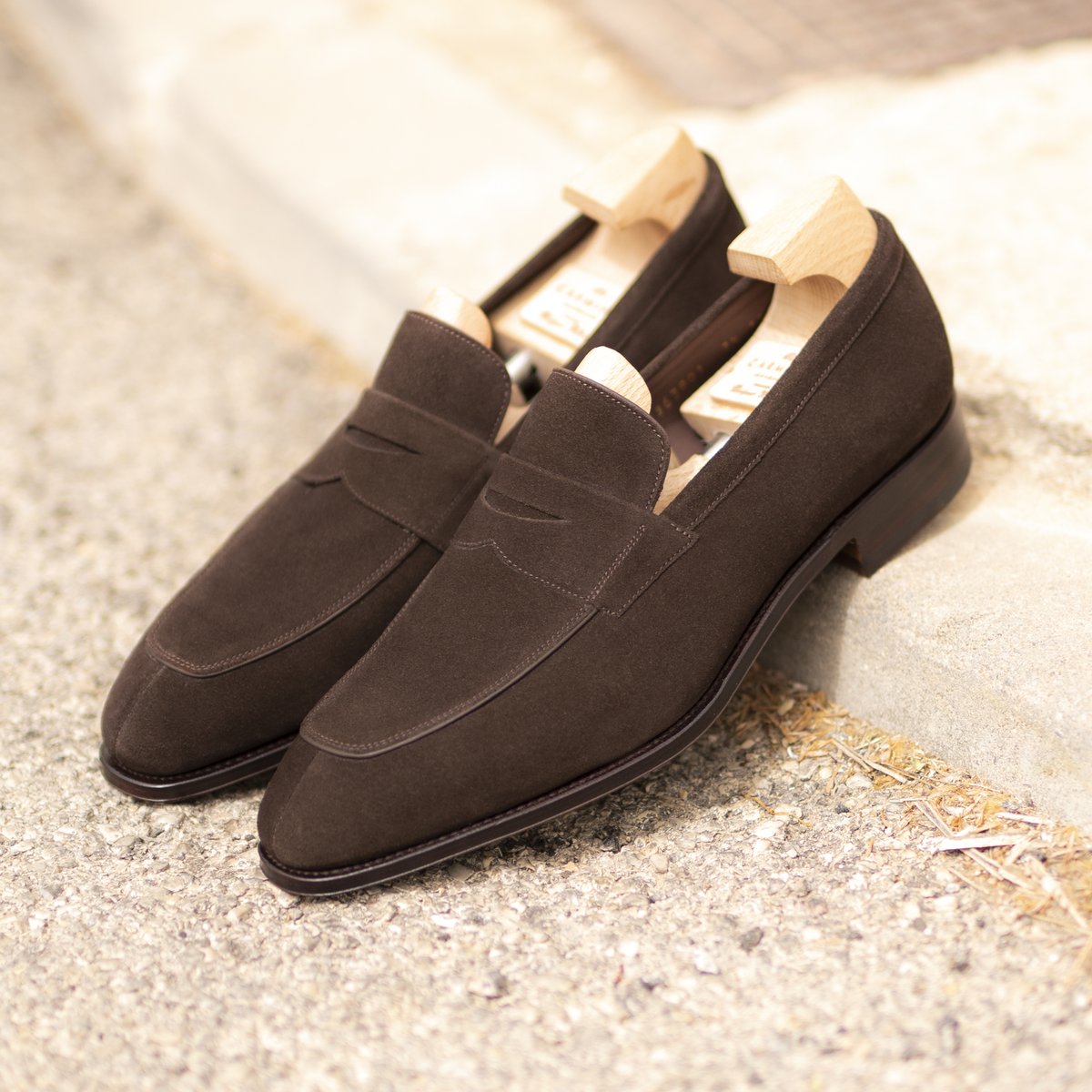 Penny loafers 10082 in brown suede. Simpson Last. 
​#カルミナ #carmina #carminashoemaker #pennyloafers #menloafers #suedeshoes #mens #mensstyle #mensfashion #menstyle    carminashoemaker.com/penny-loafers-…