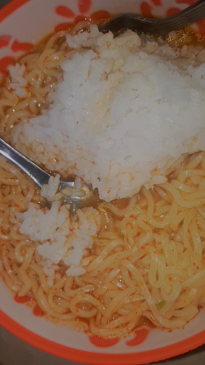 Met makan bestie, dri ak yg makan mie 2 masi pake nasi 😻