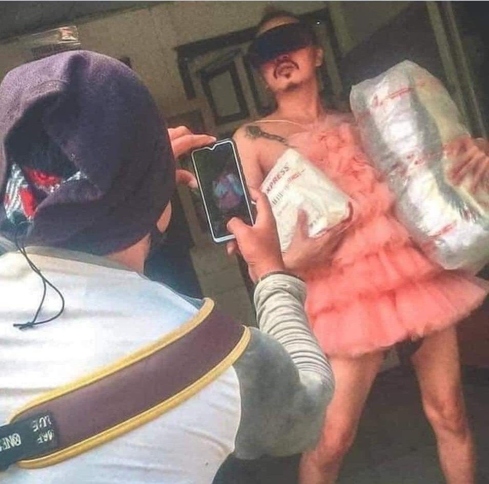 iNerd__'s tweet photo. Nak snap gambar parcel je. Bukan suruh jadi model 😂😂 https://t.co/OdN5dHYKoH