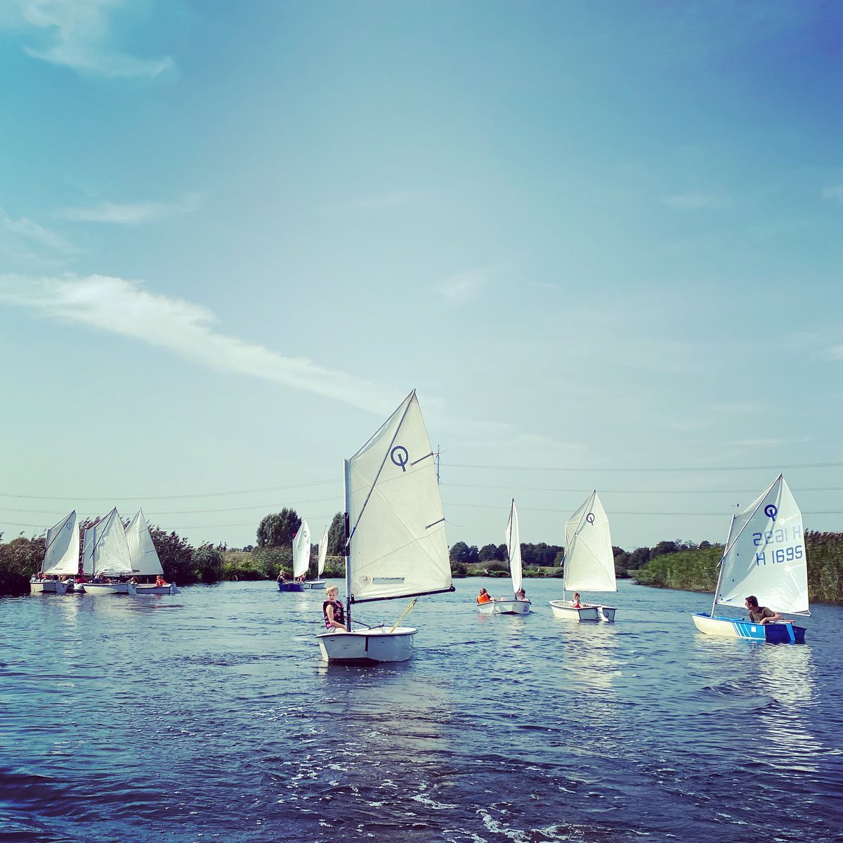 Gezocht leuke enthousiaste jongens/meisjes (16- 26) die op vrijwillige basis enkele zondagen willen helpen met het geven van zeillessen op de Oude IJssel. Zin in een hoop lol op het water? Dm voor meer info. #wsvdeank