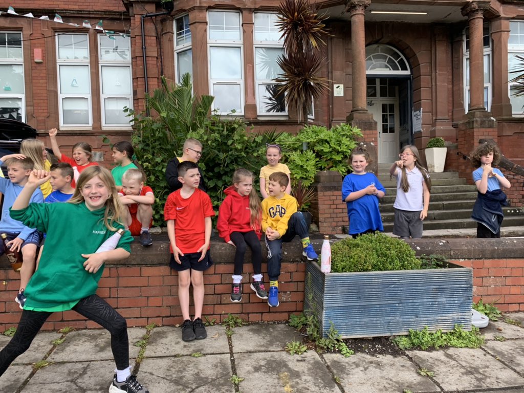 MissMJones2's tweet photo. Blwyddyn 3 yn mwynhau mabolgampau gwahanol i’r hyn oedd fod. Pawb yn trio yn galed. Gwych. Year 3 enjoying a different sports day to the planned one. Everyone trying their best. Brilliant. #teuluCurig #unigolioniach https://t.co/q6lKpjUYMD