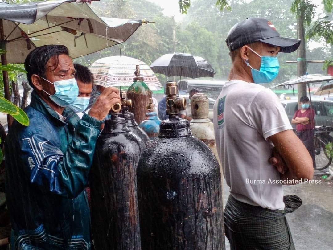 htet_w_yan's tweet photo. The junta closed down by forced one of the oxygen factory in Yangon. See how Myanmar people r suffering. But who cares!!
@UNHumanRights 
@RapporteurUn https://t.co/qXycyn3QPm