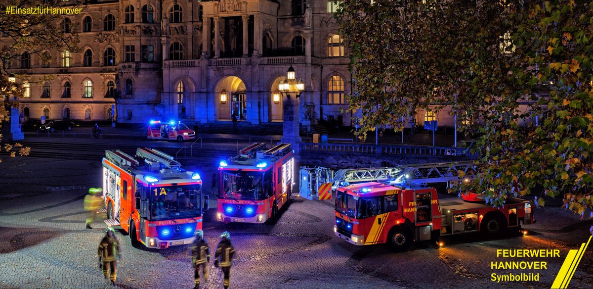 Donnerstag löschten wir brennendes Mobiliar in einem Seniorenheim im Heideviertel. Durch das umsichtige Verhalten der Mitarbeiter konnte Schlimmeres verhindert werden. Verletzt wurde niemand. Mehr: hannover.de/Leben-in-der-R…
#EinsatzfürHannover