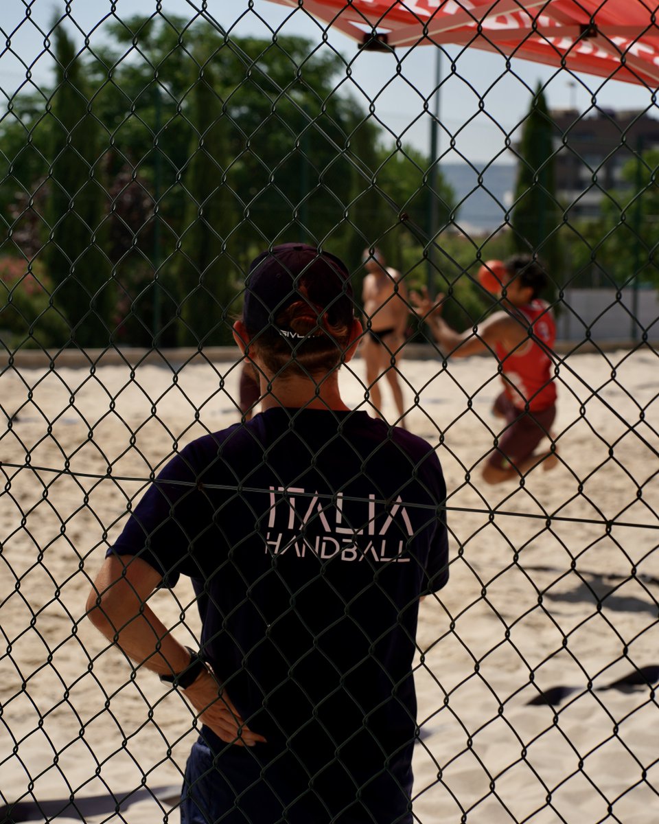 ☀️Las selecciones Absolutas de Balonmano Playa de Italia 🇮🇹 , entrenan en nuestras instalaciones del Complejo Deportivo San Miguel .