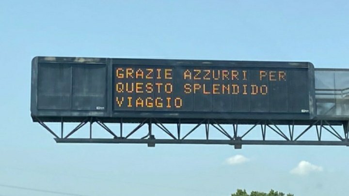 obsessedharry__'s tweet photo. raga guardate sull'autostrada che bello😭 https://t.co/jjujok3asY