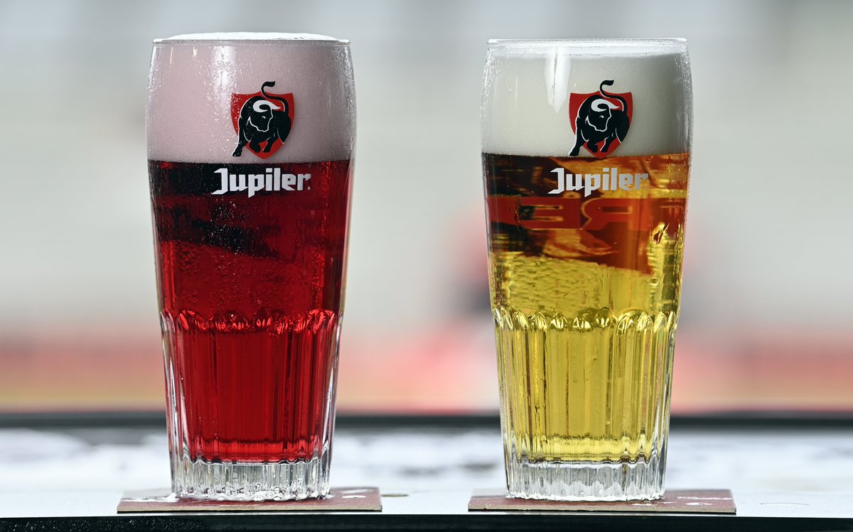 It’s red, so it’s a fruit beer, right? Wrong! Our brewers used innovative techniques to change the colour, but not the delicious taste of @Jupiler. Have you tried Jupiler Red yet? Find out how we did it: (In FR) dhnet.be/sports/footbal… #BrewingBetterTogether