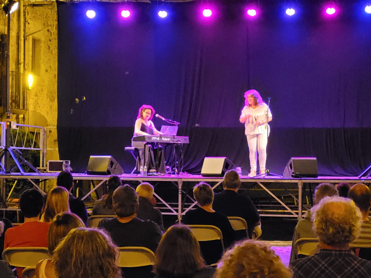 pesca_lestiu's tweet photo. Aquest divendres, ha tingut lloc el segon espectacle del @pesca_lestiu a St Feliu.
@bigmamamontse, acompanyada al piano per Sister Marion, ha omplert de blues la Plaça de l'Església. La seva veu inconfusible ha fet les delícies d'un públic molt participatiu. Un gran concert! https://t.co/TgvnpN8VcX