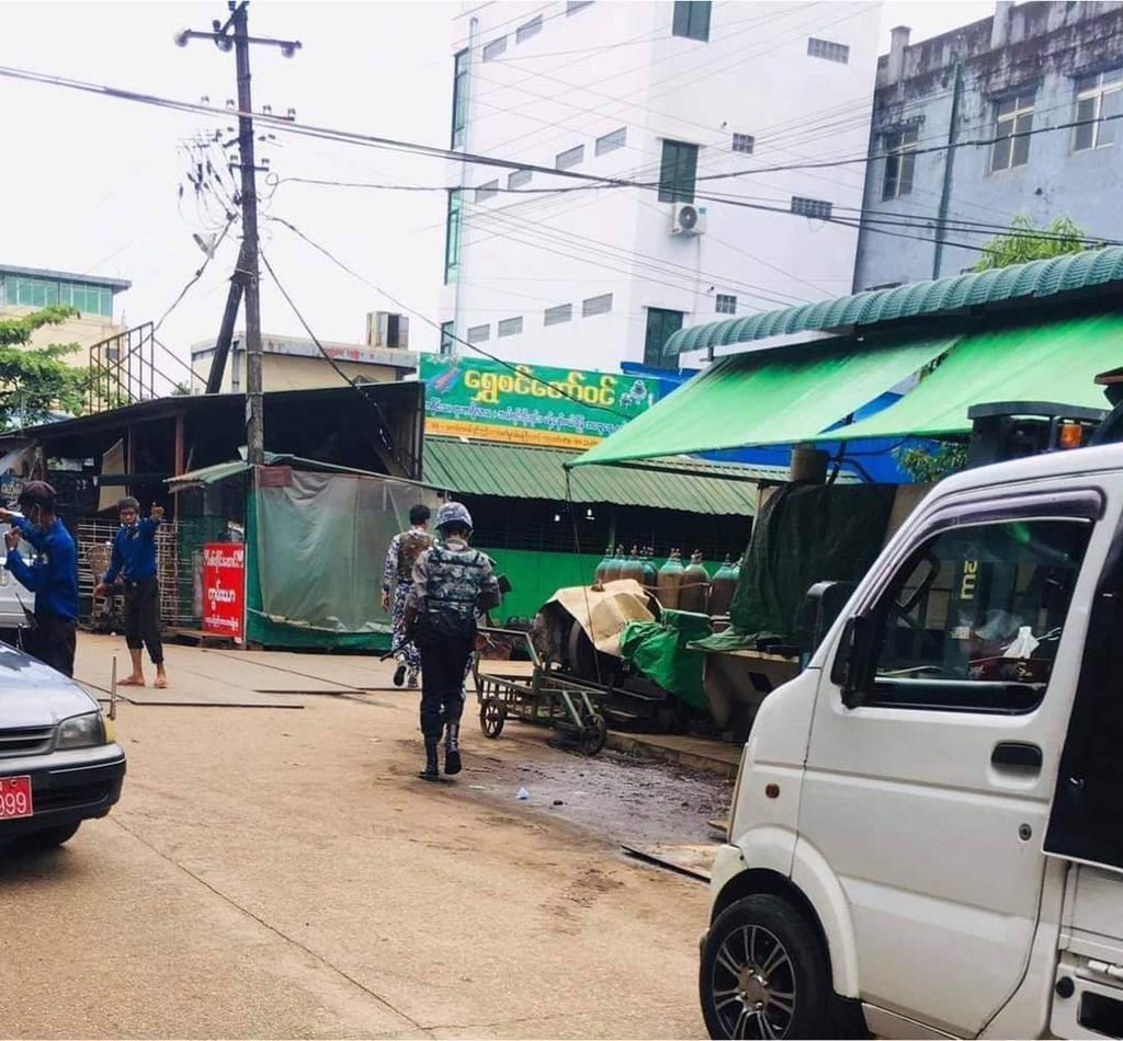 SAC investigating oxygen shop in SouthDagon tsp. Shop had to be closed immediately while about 100 ppl were lining up for Oxygen. SAC interfering selling oxygen without providing.  #SACWantsCovidUncontrollable #WhatsHappeningInMyanmar #July12Coup